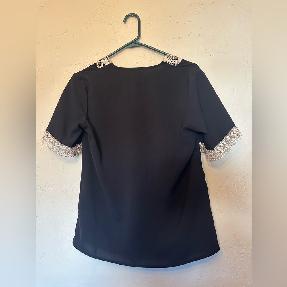 Detailed Polyester Top Size XS - Picture 2 of 6